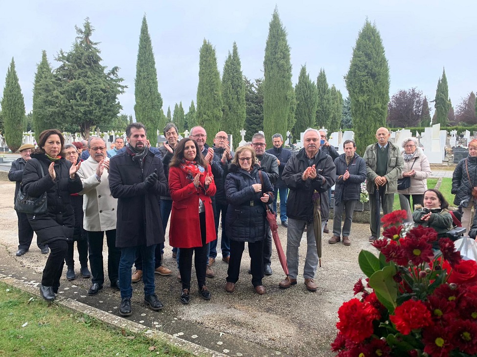 El PSOE de Burgos homenajea a las v&iacute;ctimas del franquismo en los cementerios de la provincia