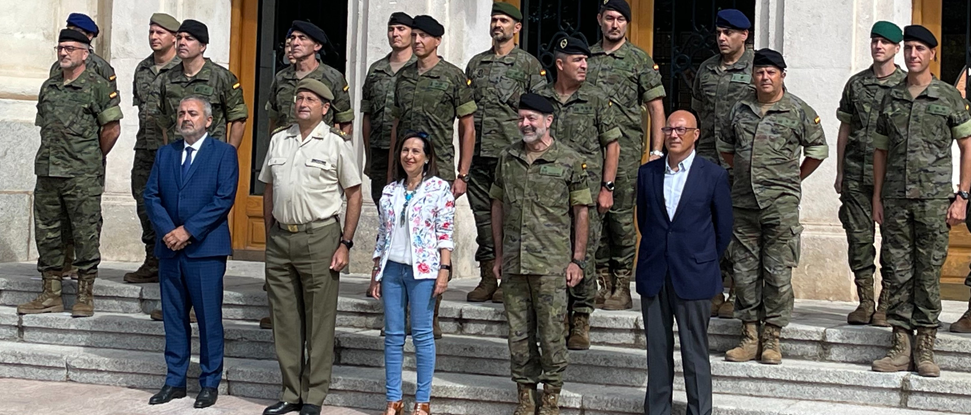 Margarita Robles visita el cuartel general de la División San Marcial 