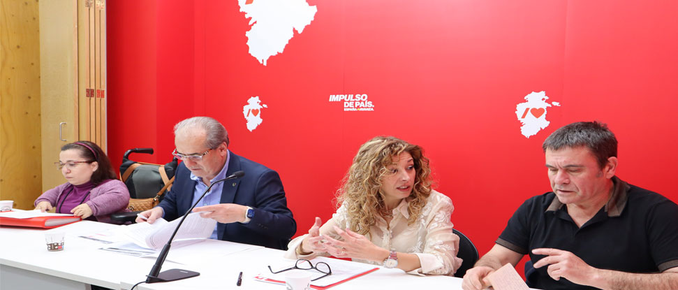 Briones carga contra la cacicada del presidente de la Diputación de Burgos, la única de la Castilla y León que ha recortado en Planes Provinciales Briones carga contra la cacicada del presidente de la Diputación de Burgos, la única de la Castilla y León que ha recortado en Planes Provinciales