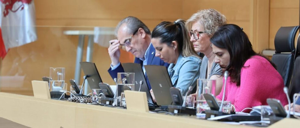 El PSOE pide a la Junta más financiación para los ayuntamientos y acusa a PP y Vox de haber pasado de intentar acabar con los chiringuitos a vivir de ellos El PSOE pide a la Junta más financiación para los ayuntamientos y acusa a PP y Vox de haber pasado de intentar acabar con los chiringuitos a vivir de ellos